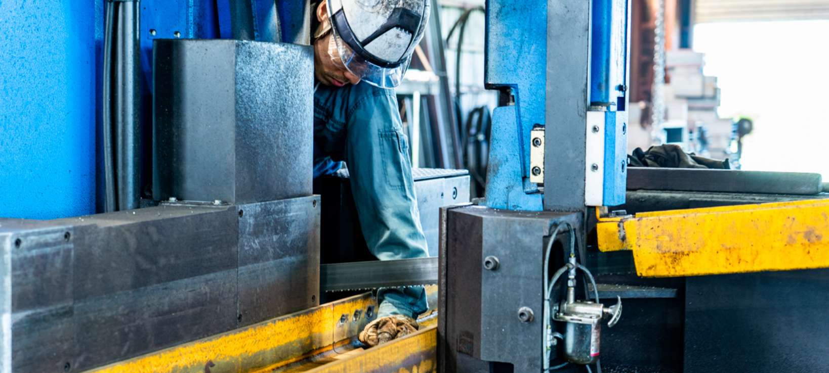 ローララインで送られてきた鋼材を切断機で図面通りの長さに切断します。